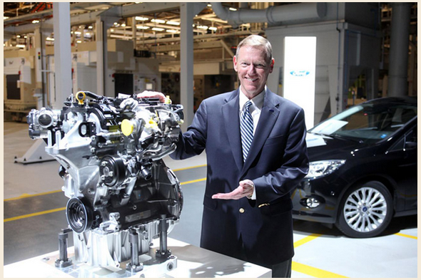 Alan Mulally, cựu CEO của Ford bên cạnh động cơ EcoBoost 1,0 lít 